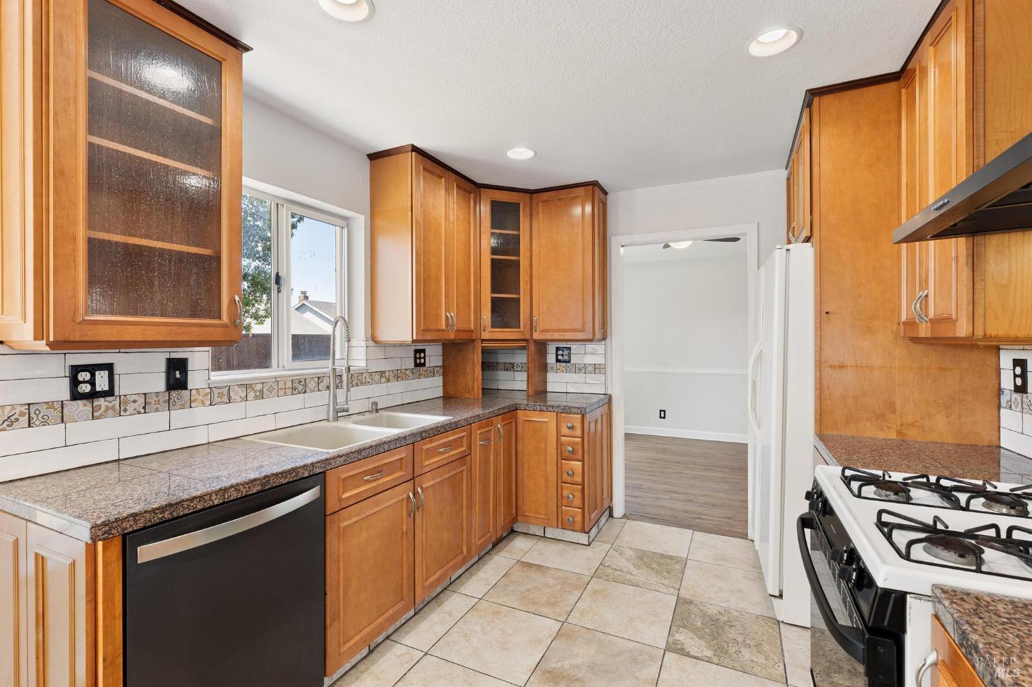 Detail Gallery Image 12 of 42 For 728 Monte Carlo Dr, Suisun City,  CA 94585 - 4 Beds | 3 Baths