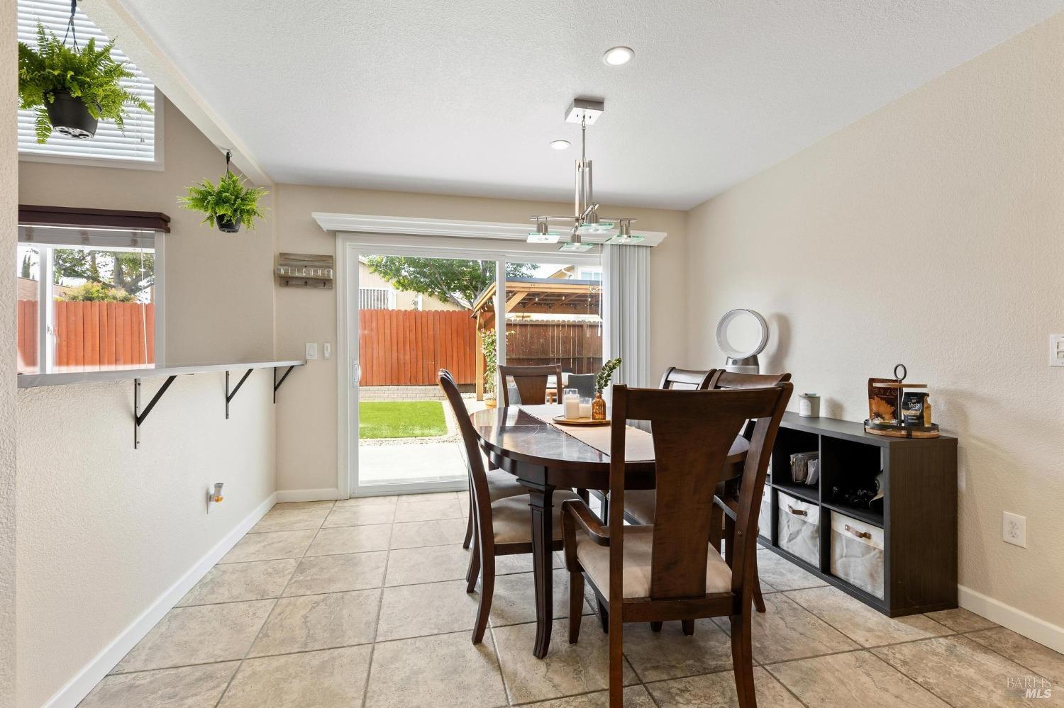 Detail Gallery Image 8 of 37 For 814 Morissette Way, Vacaville,  CA 95687 - 3 Beds | 2/1 Baths