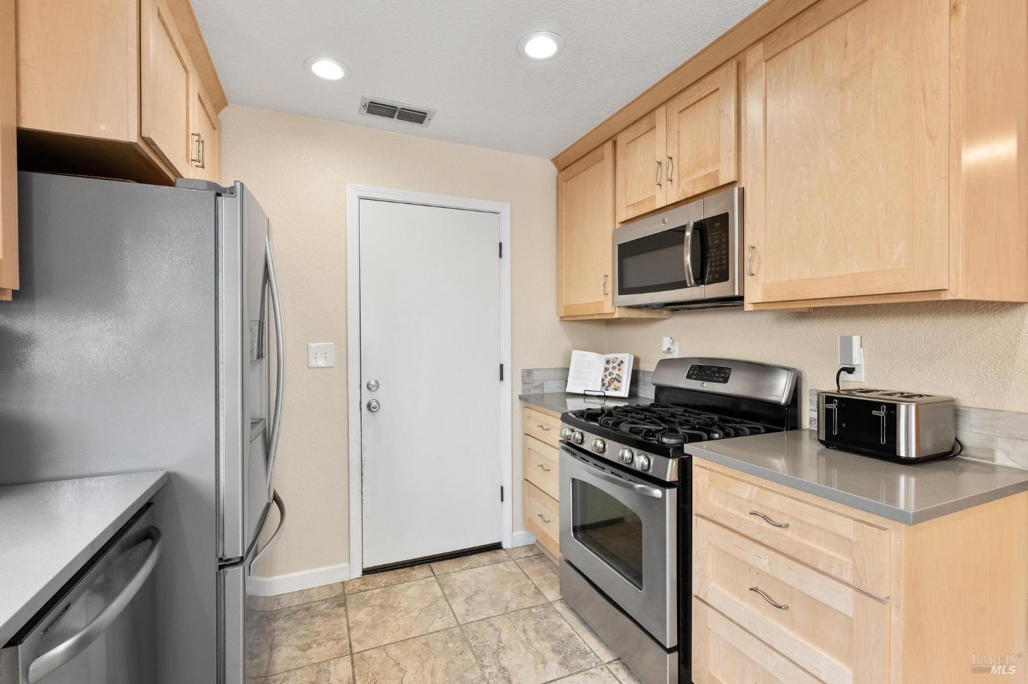 Detail Gallery Image 11 of 37 For 814 Morissette Way, Vacaville,  CA 95687 - 3 Beds | 2/1 Baths