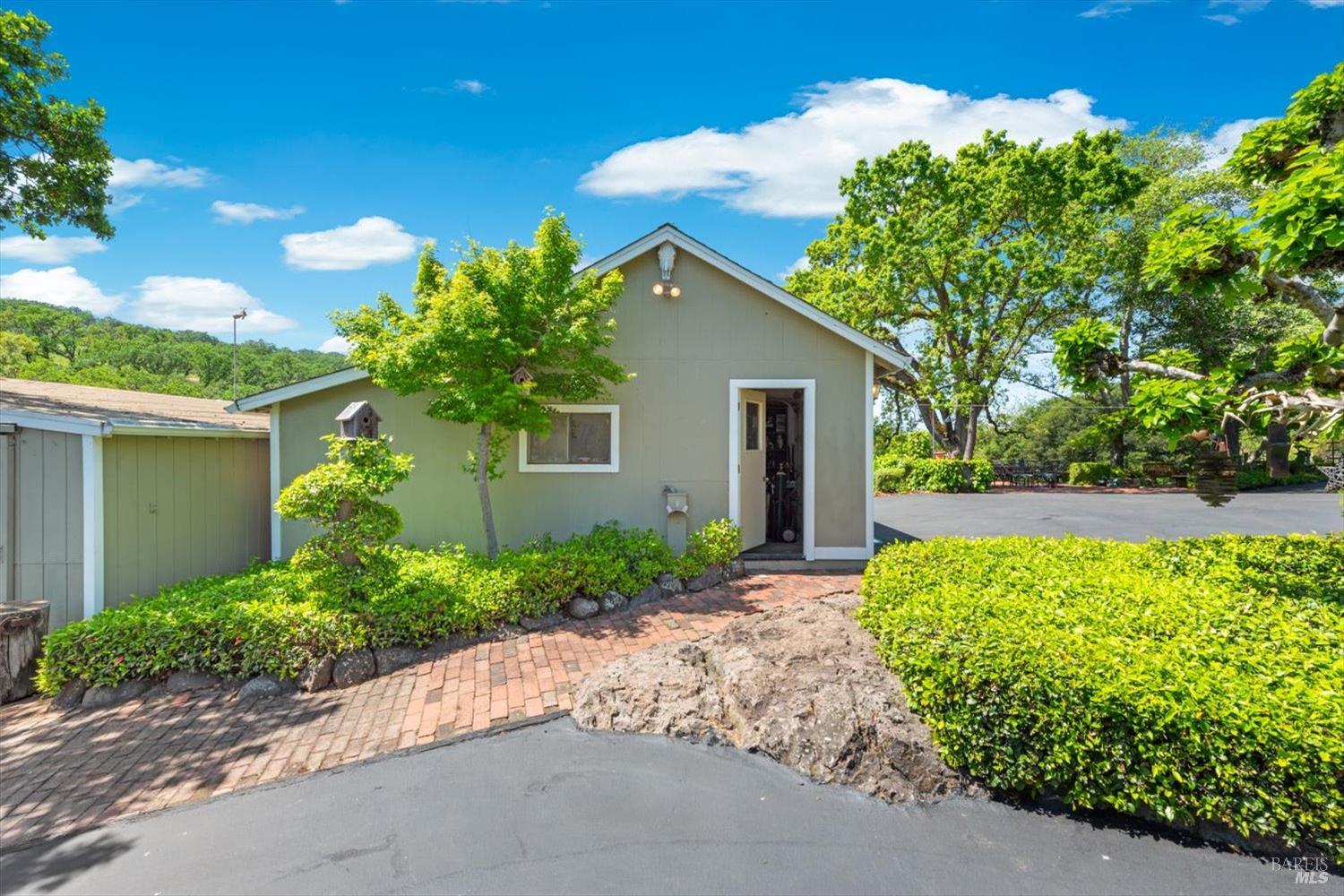 Detail Gallery Image 16 of 88 For 2297 1st Ave, Napa,  CA 94558 - 3 Beds | 3 Baths