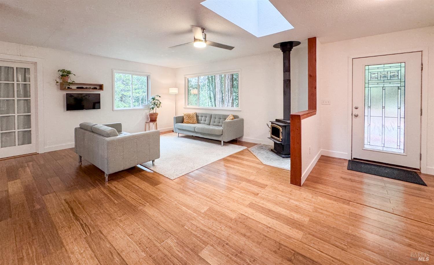 Detail Gallery Image 4 of 22 For 1853 Clover Dr, Willits,  CA 95490 - 3 Beds | 1 Baths