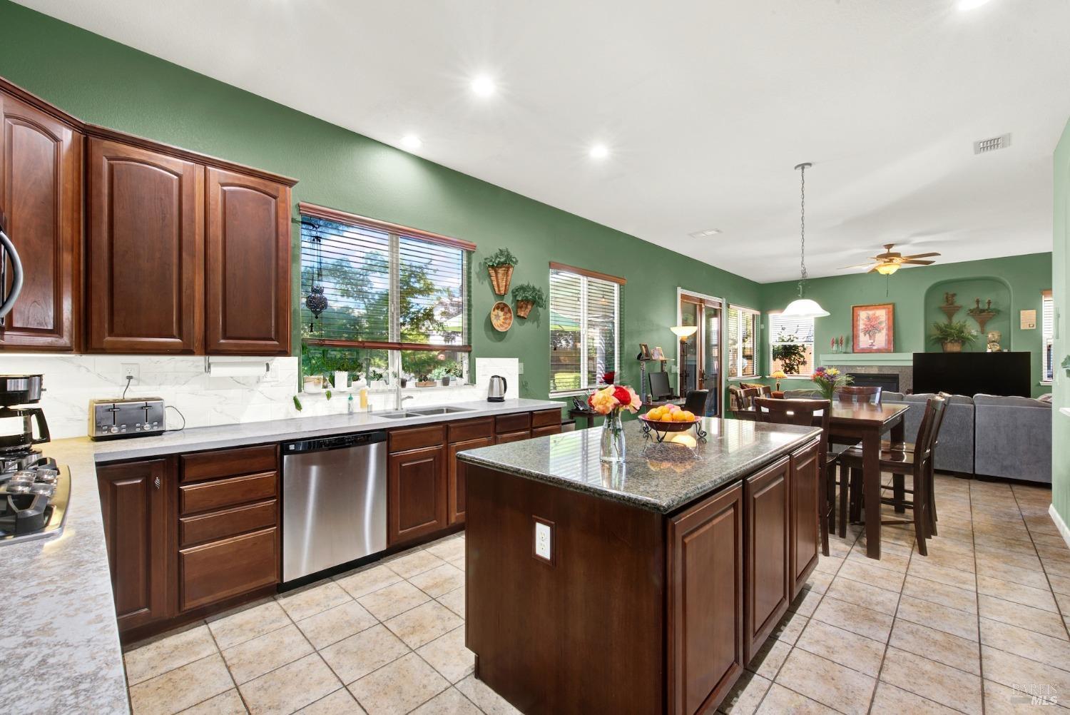 Detail Gallery Image 28 of 77 For 900 Shelter Cove Ct, Vacaville,  CA 95688 - 5 Beds | 3 Baths