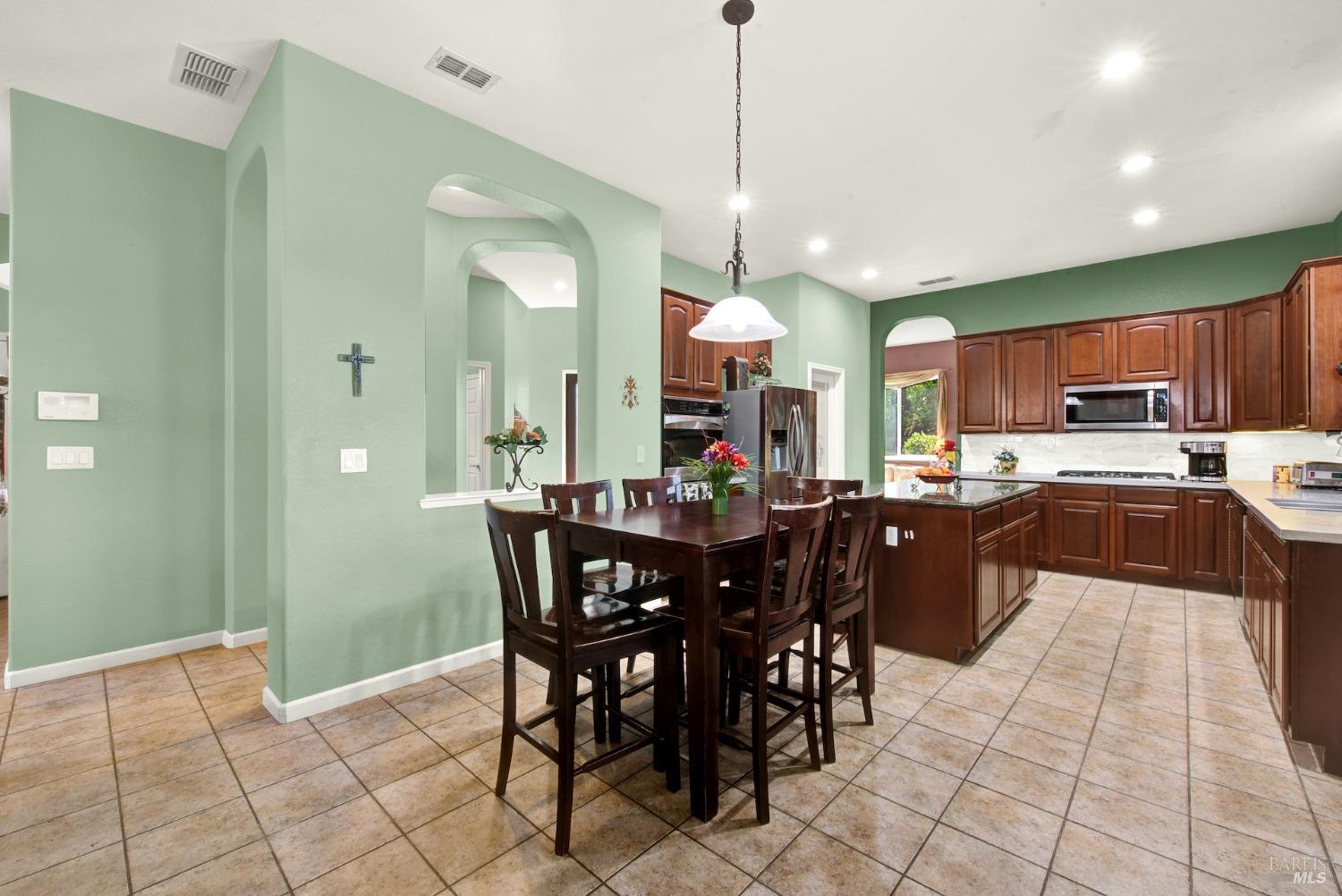 Detail Gallery Image 33 of 77 For 900 Shelter Cove Ct, Vacaville,  CA 95688 - 5 Beds | 3 Baths