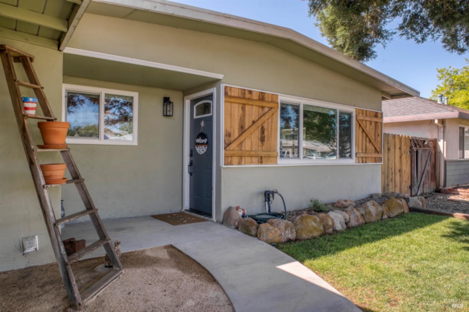 Detail Gallery Image 2 of 31 For 265 Juniper St, Vacaville,  CA 95688 - 3 Beds | 2 Baths