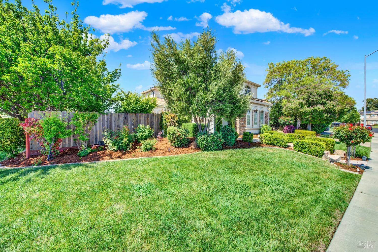 Detail Gallery Image 5 of 77 For 900 Shelter Cove Ct, Vacaville,  CA 95688 - 5 Beds | 3 Baths