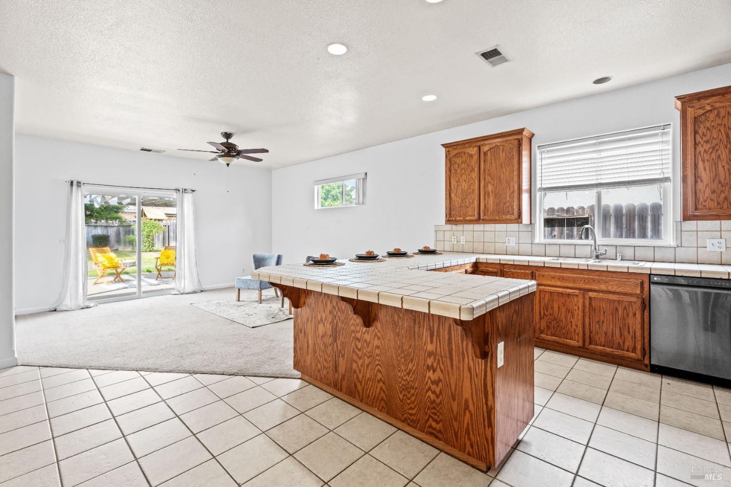Detail Gallery Image 8 of 34 For 458 Kennwood Dr, Ukiah,  CA 95482 - 3 Beds | 2 Baths