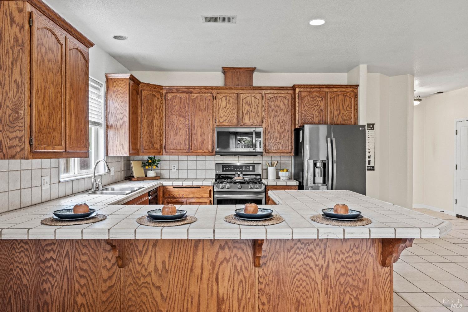 Detail Gallery Image 5 of 34 For 458 Kennwood Dr, Ukiah,  CA 95482 - 3 Beds | 2 Baths