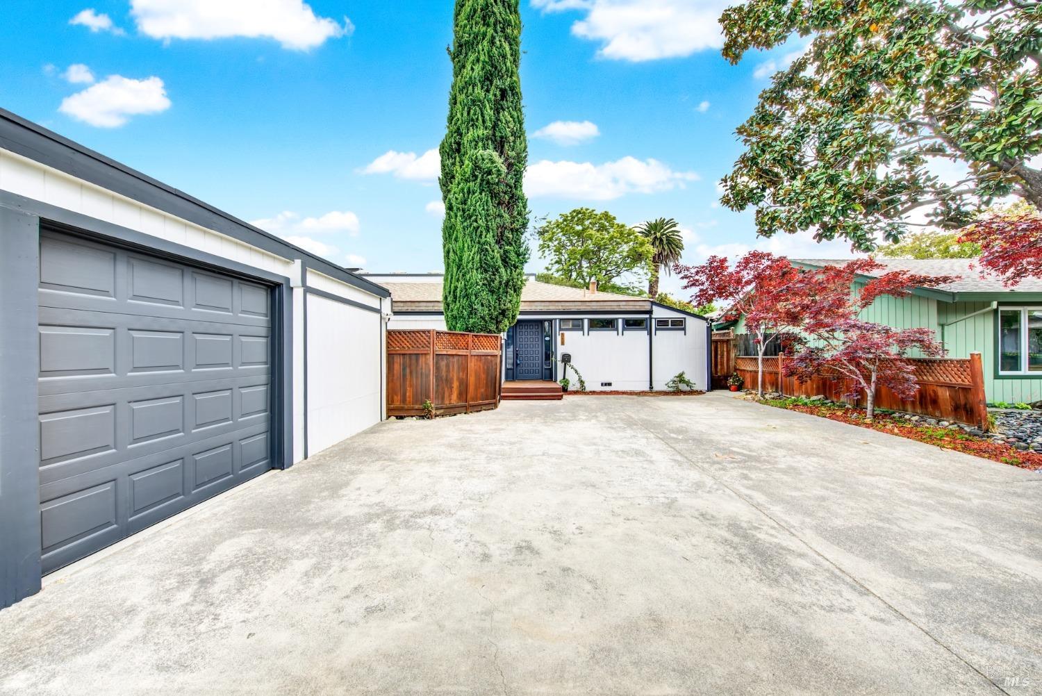 Detail Gallery Image 4 of 77 For 511 Hemlock Ct, Vacaville,  CA 95688 - 3 Beds | 2 Baths