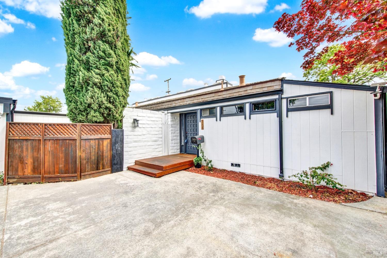 Detail Gallery Image 5 of 77 For 511 Hemlock Ct, Vacaville,  CA 95688 - 3 Beds | 2 Baths