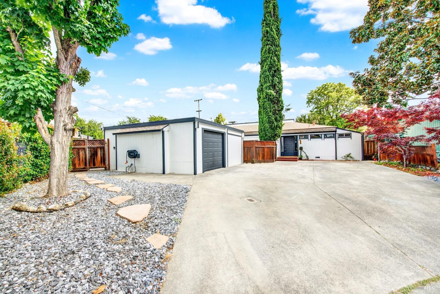 Detail Gallery Image 2 of 77 For 511 Hemlock Ct, Vacaville,  CA 95688 - 3 Beds | 2 Baths