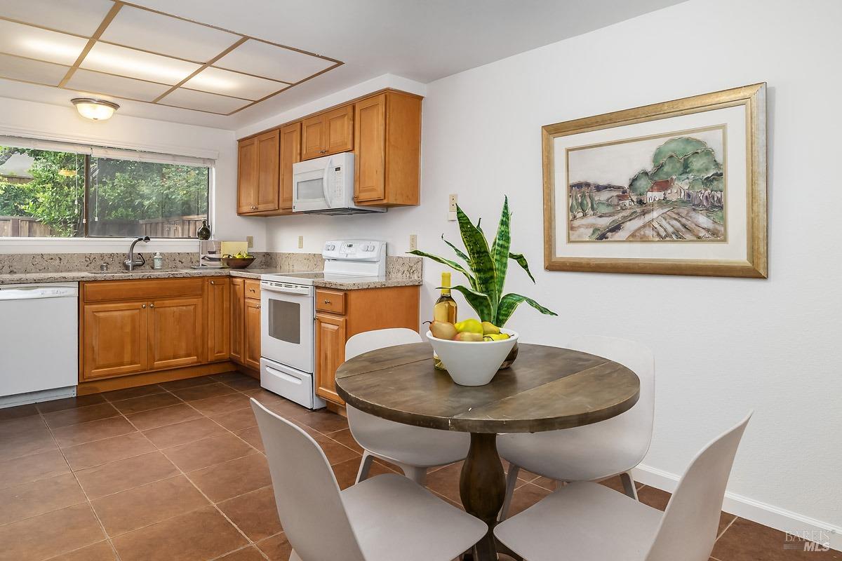 Detail Gallery Image 11 of 29 For 728 Walnut Ct, Novato,  CA 94945 - 4 Beds | 2/1 Baths
