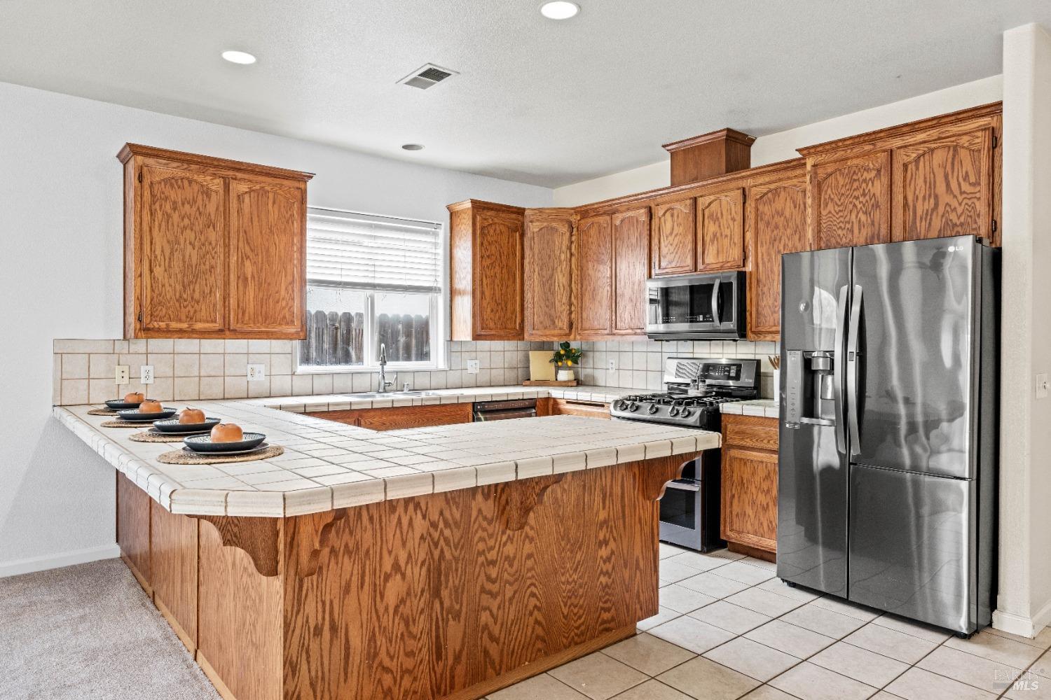 Detail Gallery Image 4 of 34 For 458 Kennwood Dr, Ukiah,  CA 95482 - 3 Beds | 2 Baths
