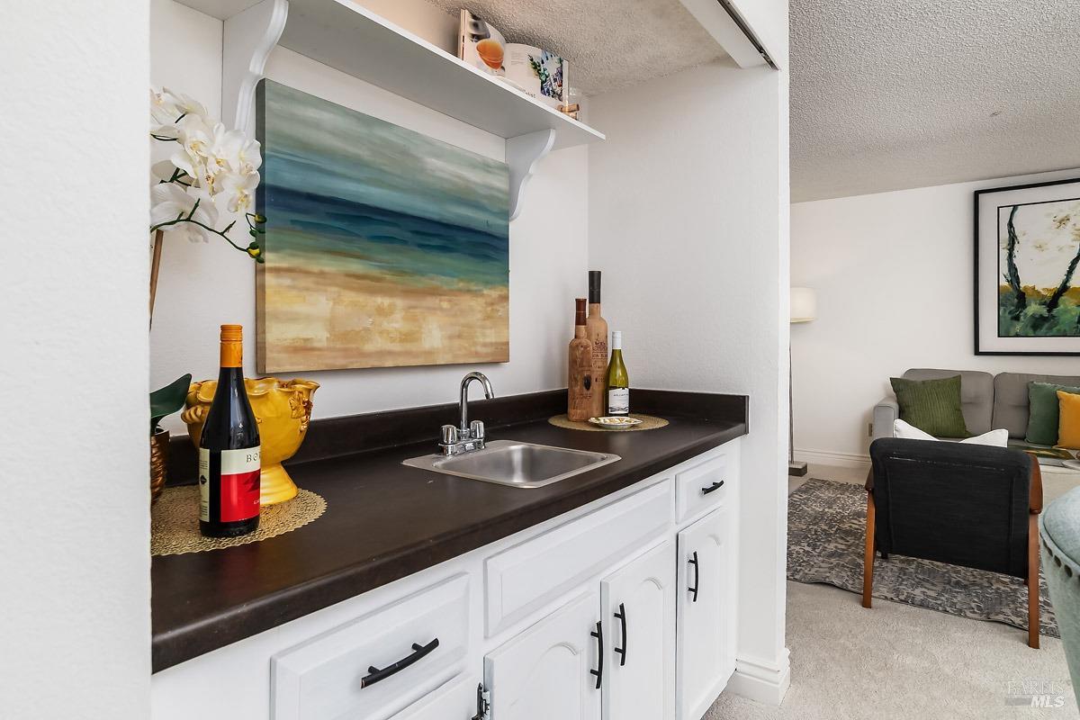 Detail Gallery Image 8 of 29 For 728 Walnut Ct, Novato,  CA 94945 - 4 Beds | 2/1 Baths