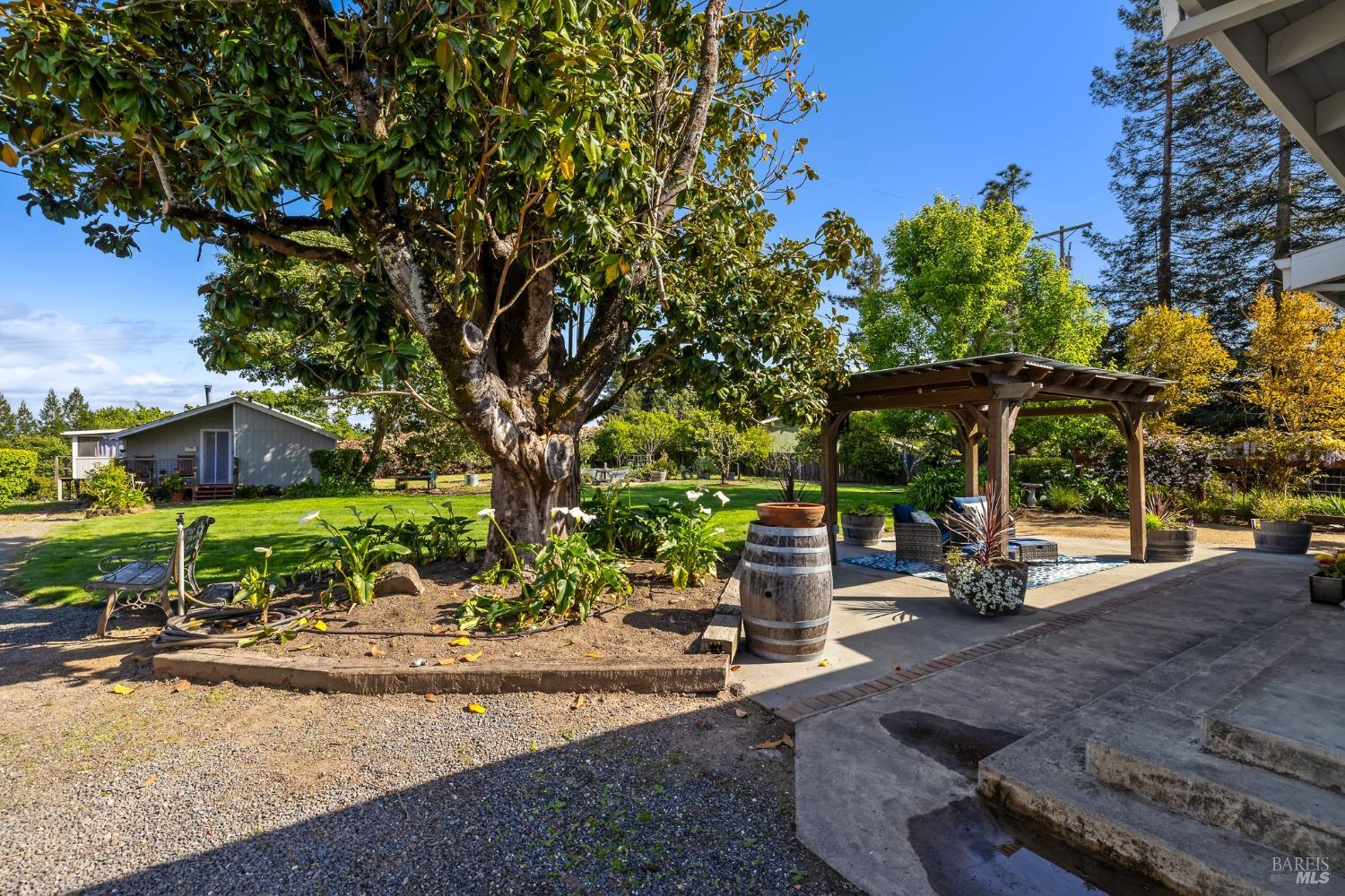 Detail Gallery Image 8 of 41 For 2855 Old Gravenstein Hwy, Sebastopol,  CA 95472 - 2 Beds | 1 Baths
