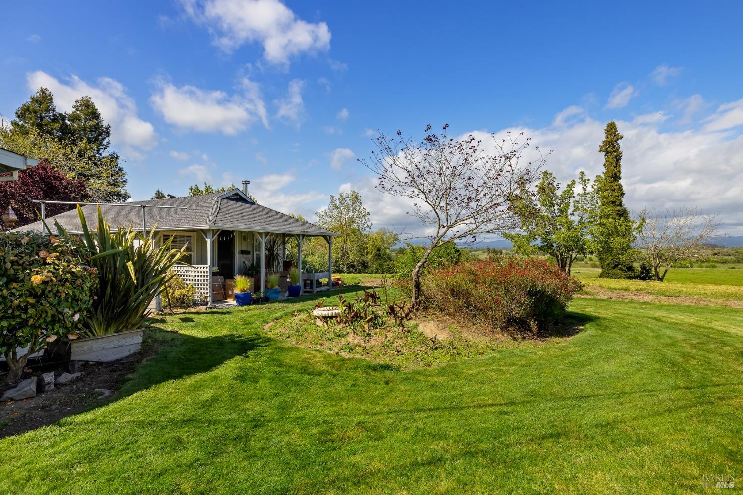 Detail Gallery Image 6 of 41 For 2855 Old Gravenstein Hwy, Sebastopol,  CA 95472 - 2 Beds | 1 Baths