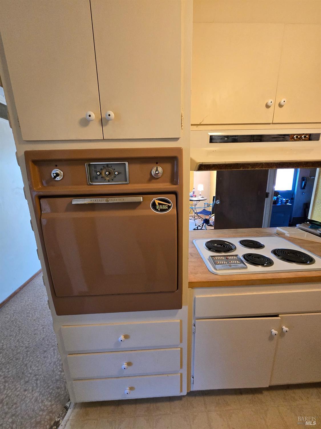 Detail Gallery Image 3 of 16 For 519 Tamarack Dr, San Rafael,  CA 94903 - 3 Beds | 2 Baths