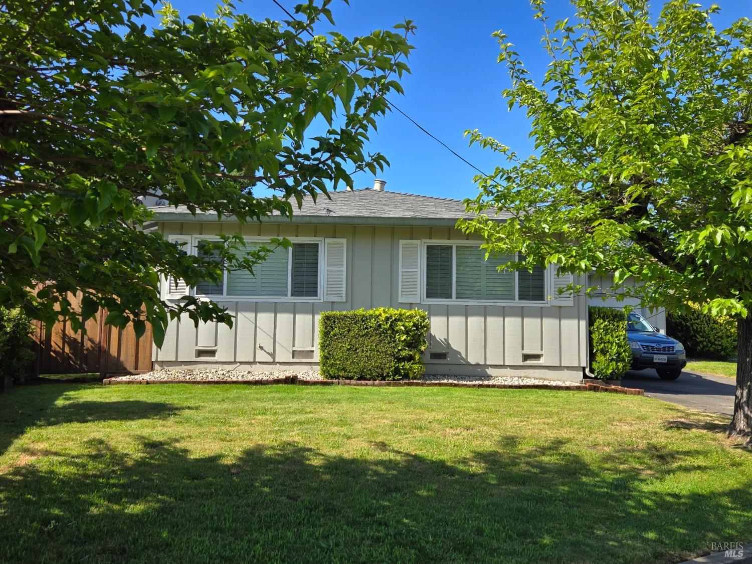 Detail Gallery Image 1 of 16 For 519 Tamarack Dr, San Rafael,  CA 94903 - 3 Beds | 2 Baths
