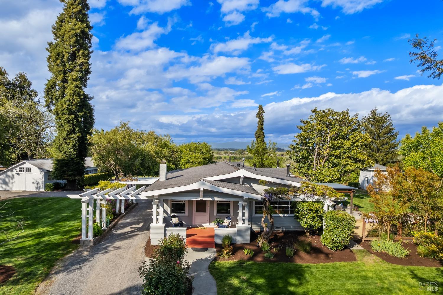 Detail Gallery Image 2 of 41 For 2855 Old Gravenstein Hwy, Sebastopol,  CA 95472 - 2 Beds | 1 Baths