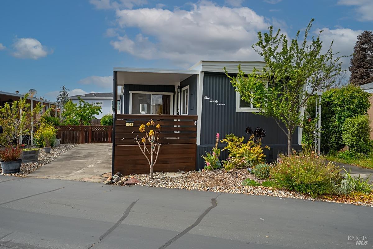 Detail Gallery Image 2 of 32 For 127 Coachman Ln 13, Santa Rosa,  CA 95404 - 2 Beds | 2 Baths