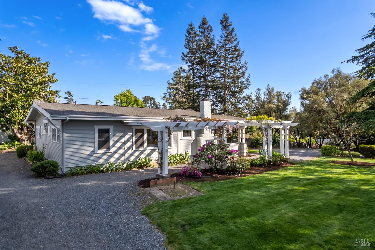 Detail Gallery Image 4 of 41 For 2855 Old Gravenstein Hwy, Sebastopol,  CA 95472 - 2 Beds | 1 Baths