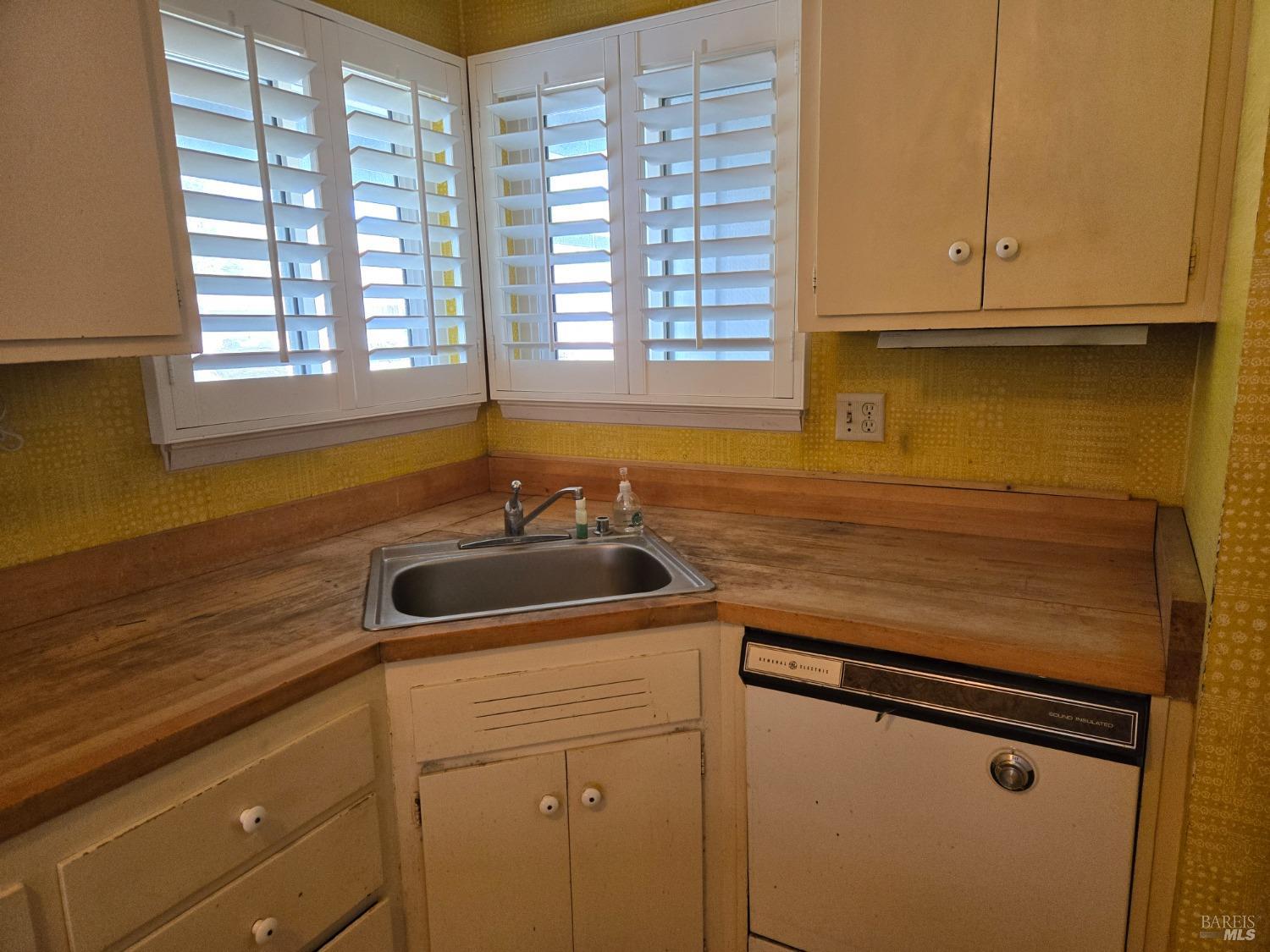 Detail Gallery Image 2 of 16 For 519 Tamarack Dr, San Rafael,  CA 94903 - 3 Beds | 2 Baths
