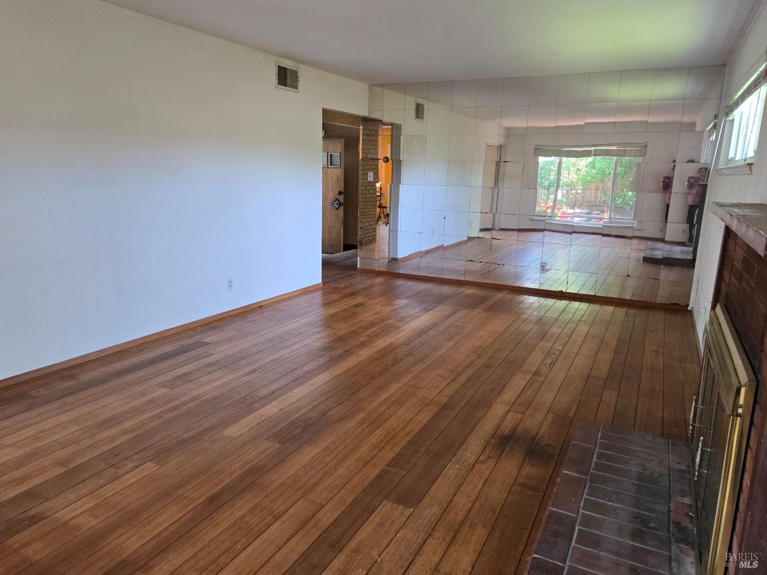 Detail Gallery Image 6 of 16 For 519 Tamarack Dr, San Rafael,  CA 94903 - 3 Beds | 2 Baths
