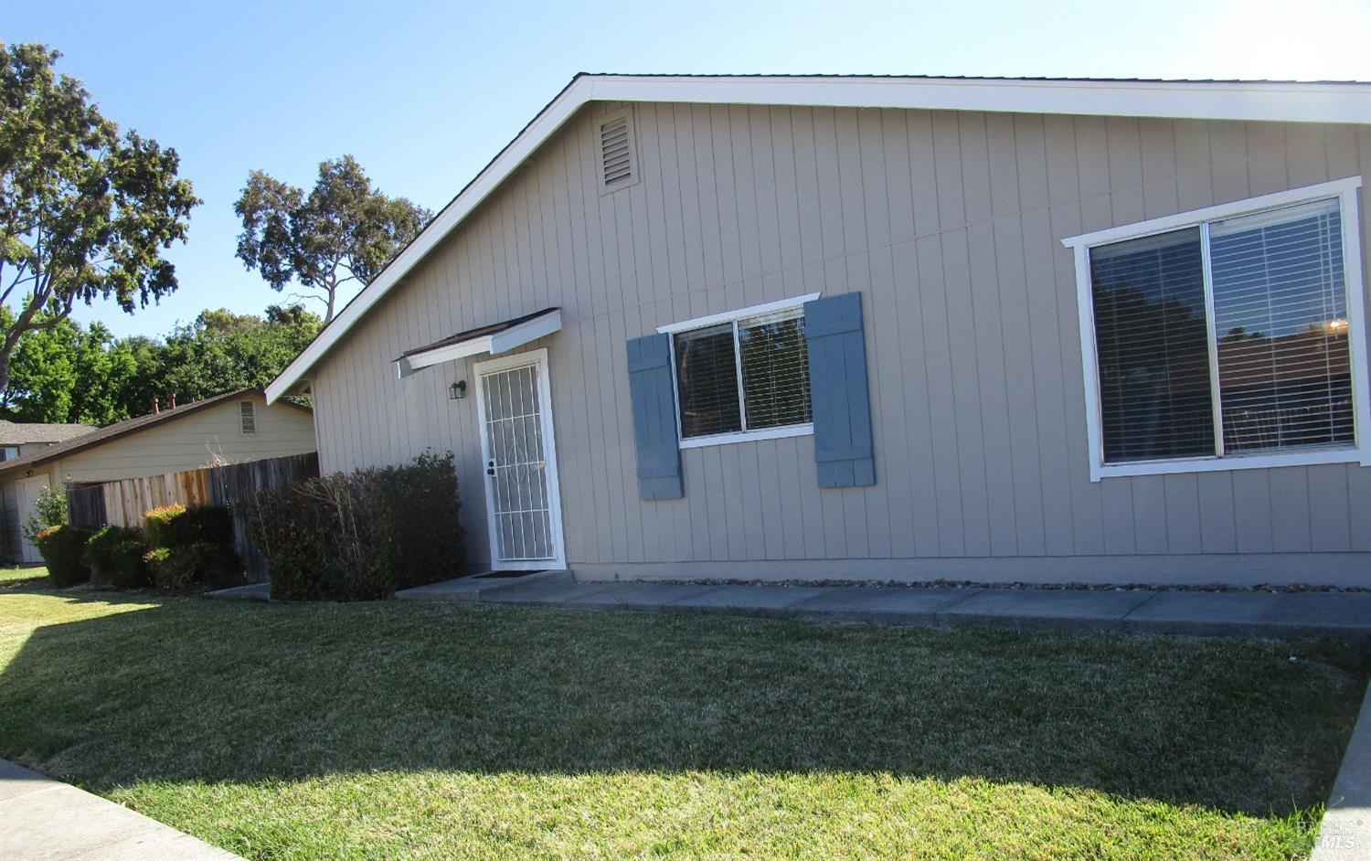 Detail Gallery Image 2 of 11 For 2200 Peach Tree Dr, Fairfield,  CA 94533 - 2 Beds | 2 Baths