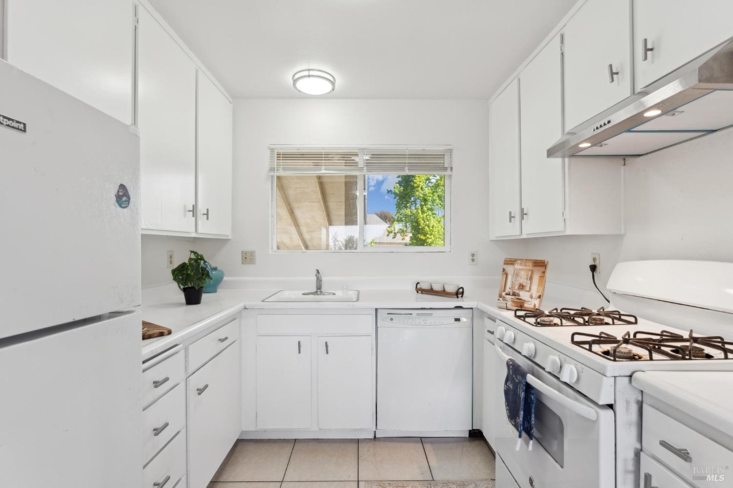 Detail Gallery Image 7 of 17 For 355 Parkview Ter #A6,  Vallejo,  CA 94589 - 3 Beds | 2 Baths