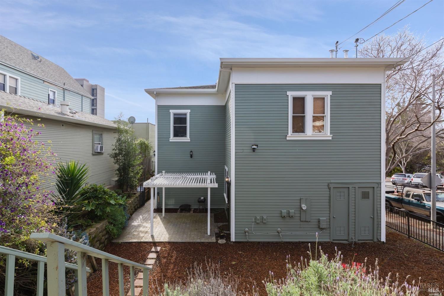 Detail Gallery Image 3 of 8 For 302 Capitol St, Vallejo,  CA 94590 - 3 Beds | 3/1 Baths