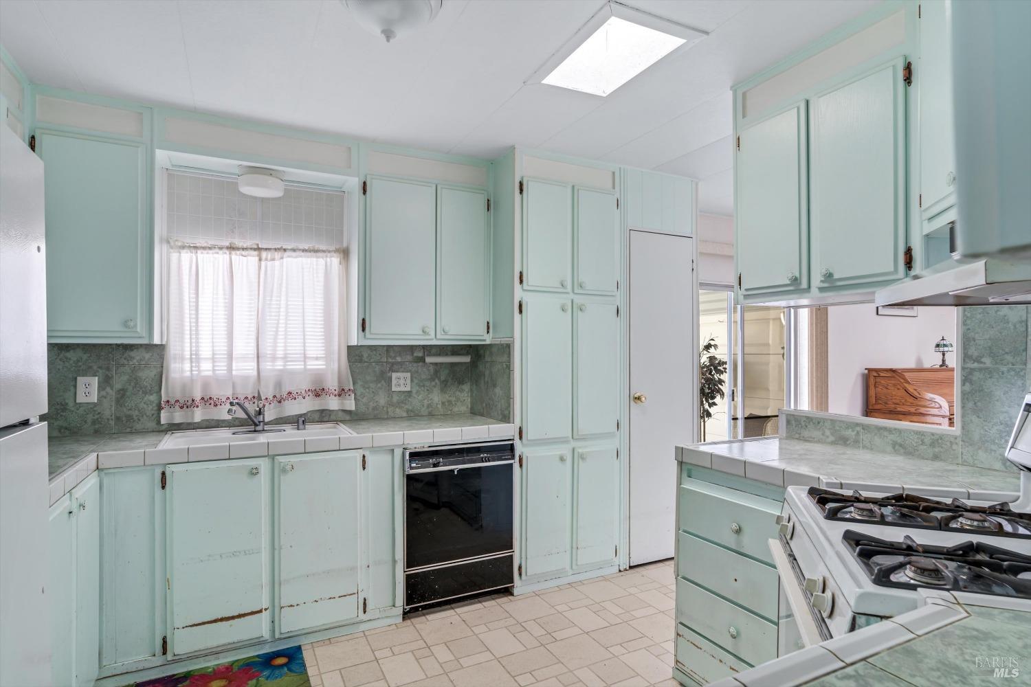 Detail Gallery Image 6 of 16 For 222 Arboleda Dr, Santa Rosa,  CA 95401 - 2 Beds | 2 Baths