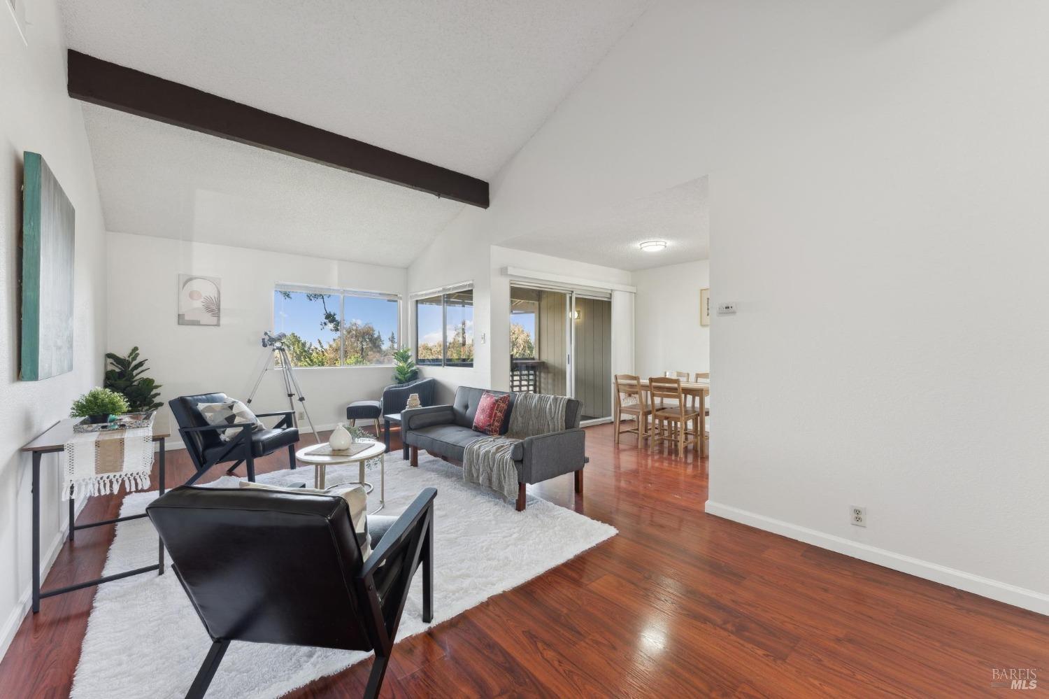 Detail Gallery Image 3 of 17 For 355 Parkview Ter #A6,  Vallejo,  CA 94589 - 3 Beds | 2 Baths