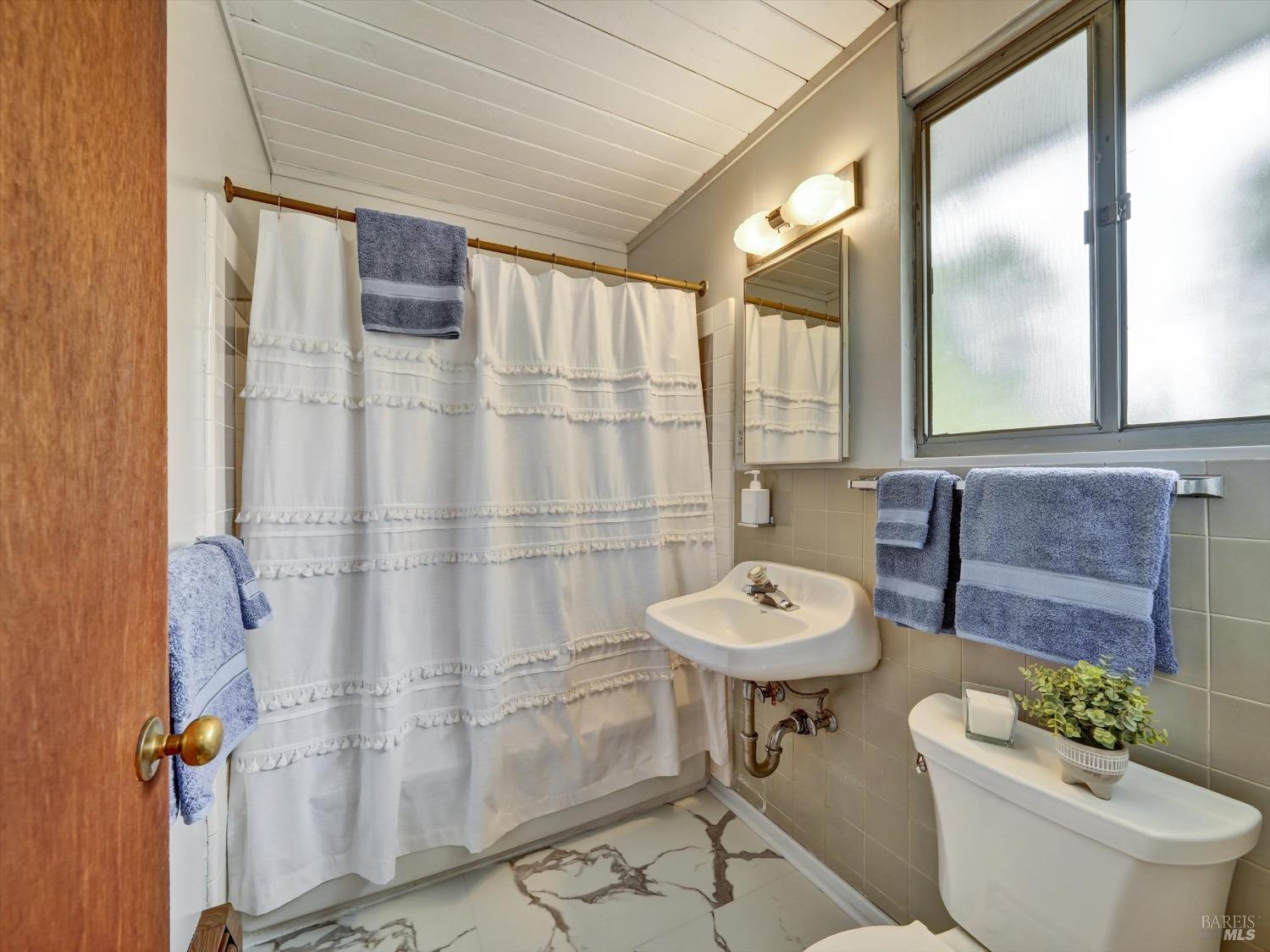 Detail Gallery Image 12 of 25 For 628 Bamboo Ter, San Rafael,  CA 94903 - 3 Beds | 2 Baths