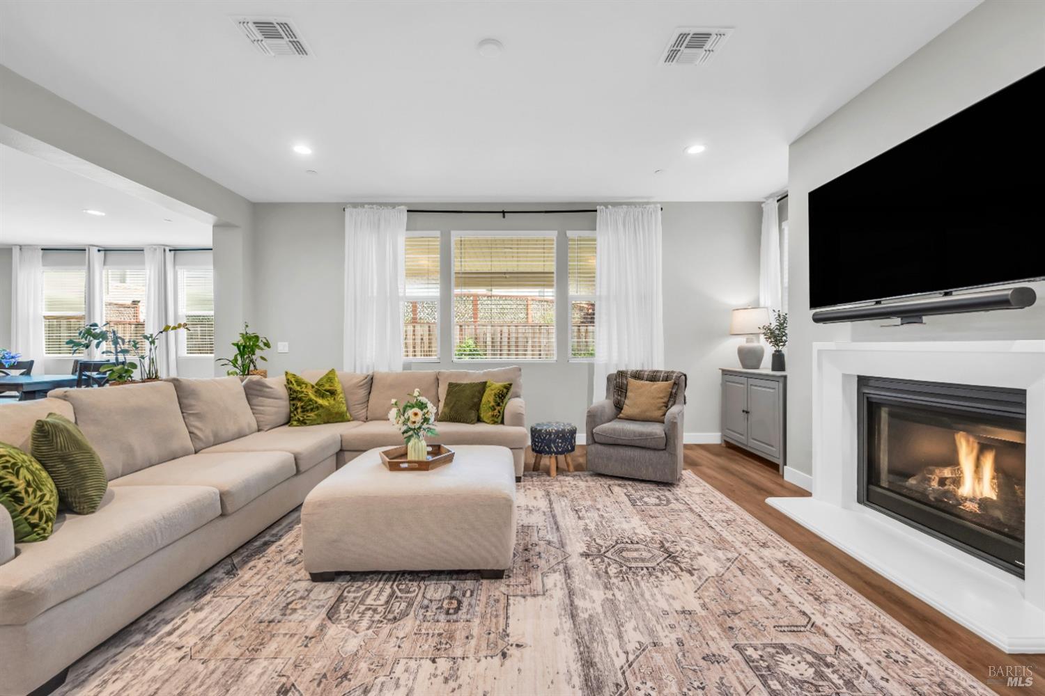 Detail Gallery Image 14 of 31 For 2543 Francisco Ave, Santa Rosa,  CA 95403 - 4 Beds | 3 Baths
