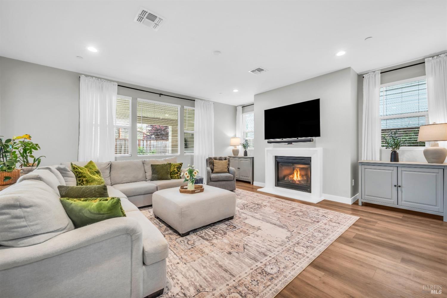 Detail Gallery Image 13 of 31 For 2543 Francisco Ave, Santa Rosa,  CA 95403 - 4 Beds | 3 Baths