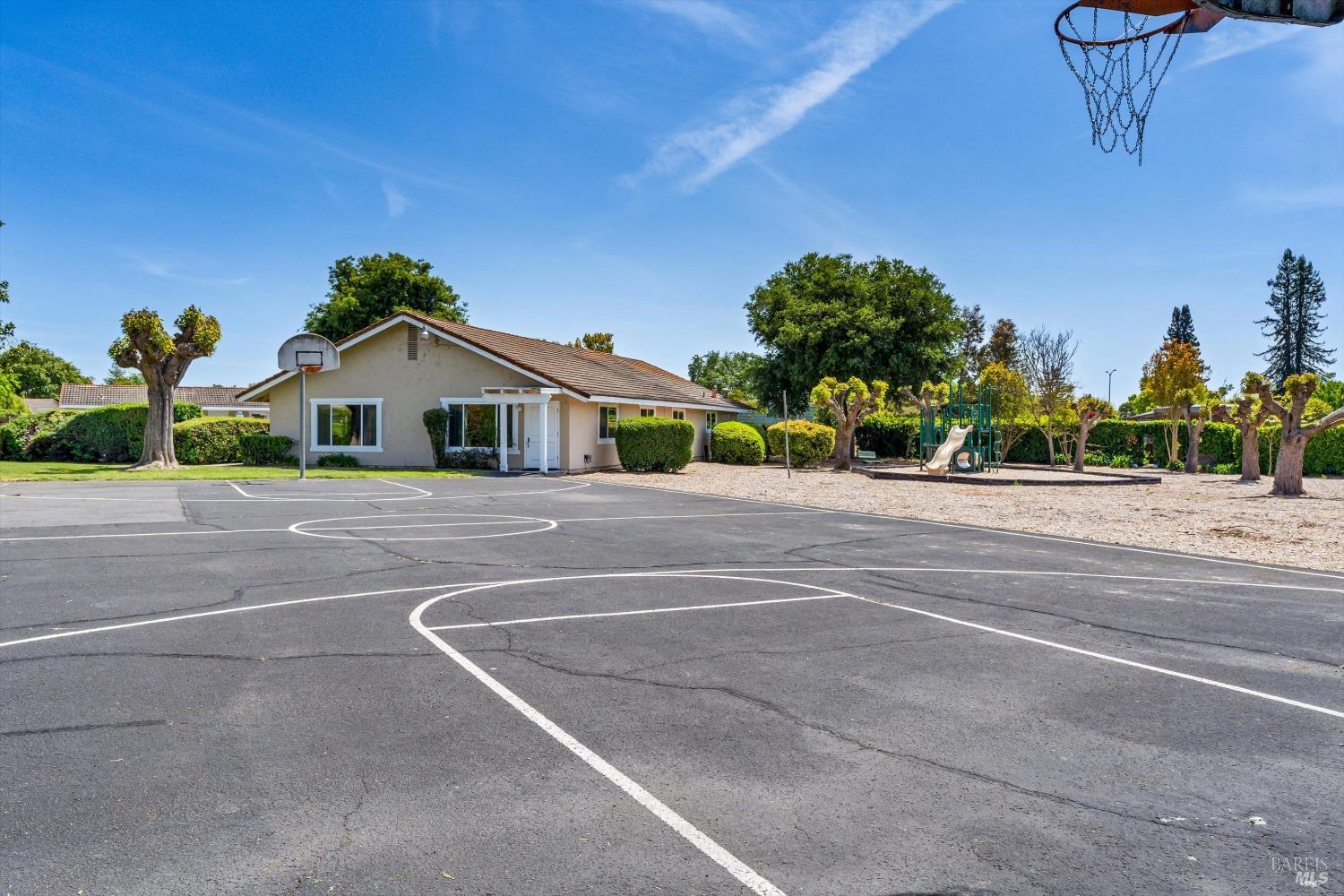 Detail Gallery Image 14 of 16 For 222 Arboleda Dr, Santa Rosa,  CA 95401 - 2 Beds | 2 Baths