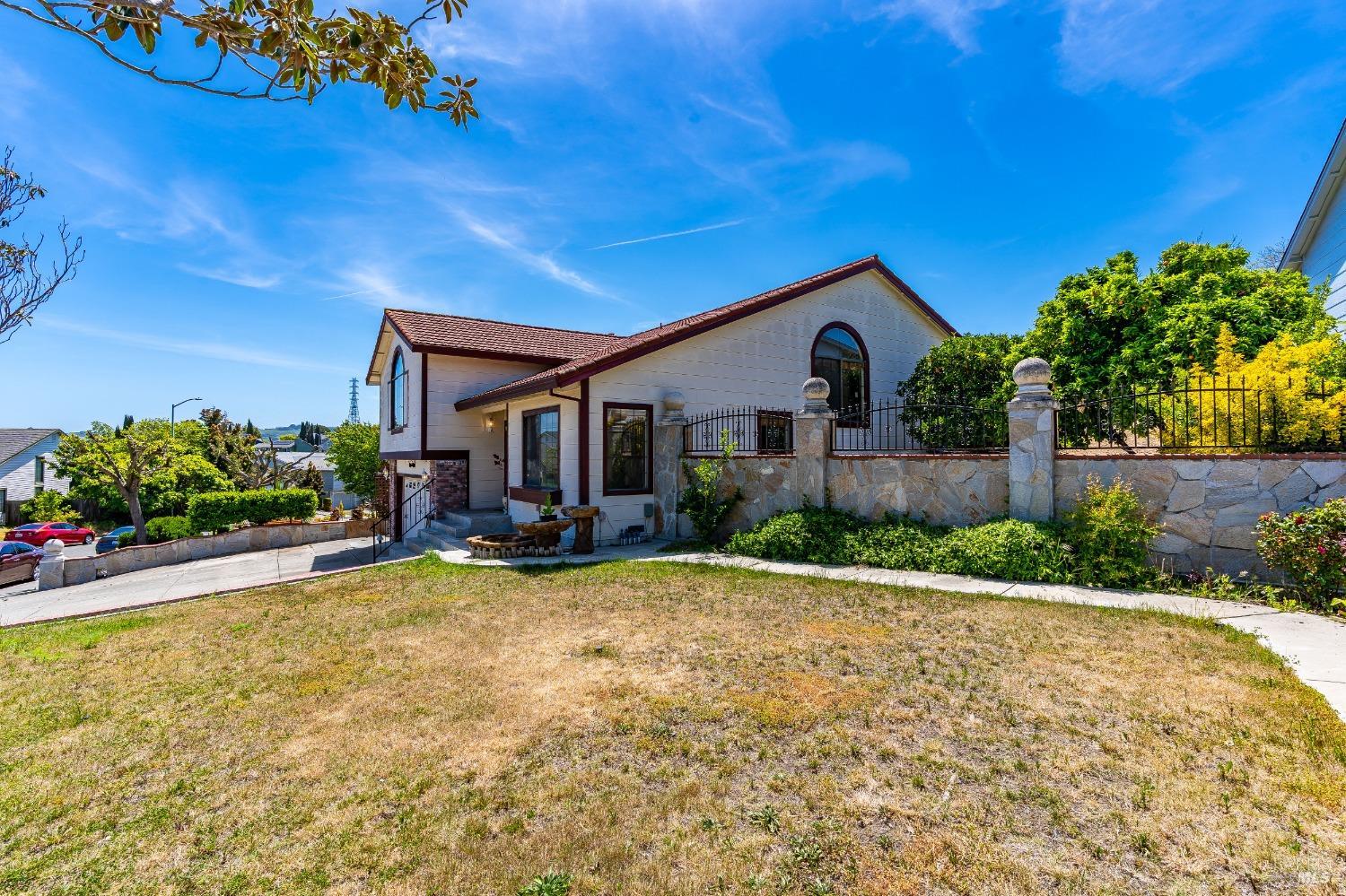 Detail Gallery Image 2 of 20 For 301 Sea Mist Dr, Vallejo,  CA 94591 - 3 Beds | 2 Baths