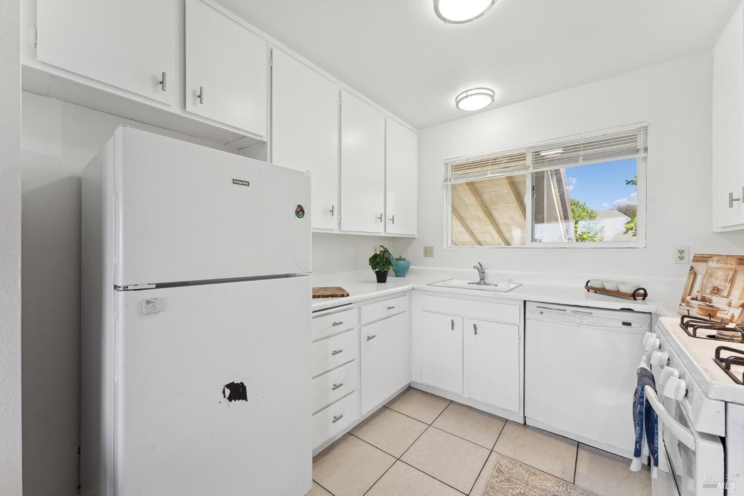 Detail Gallery Image 8 of 17 For 355 Parkview Ter #A6,  Vallejo,  CA 94589 - 3 Beds | 2 Baths