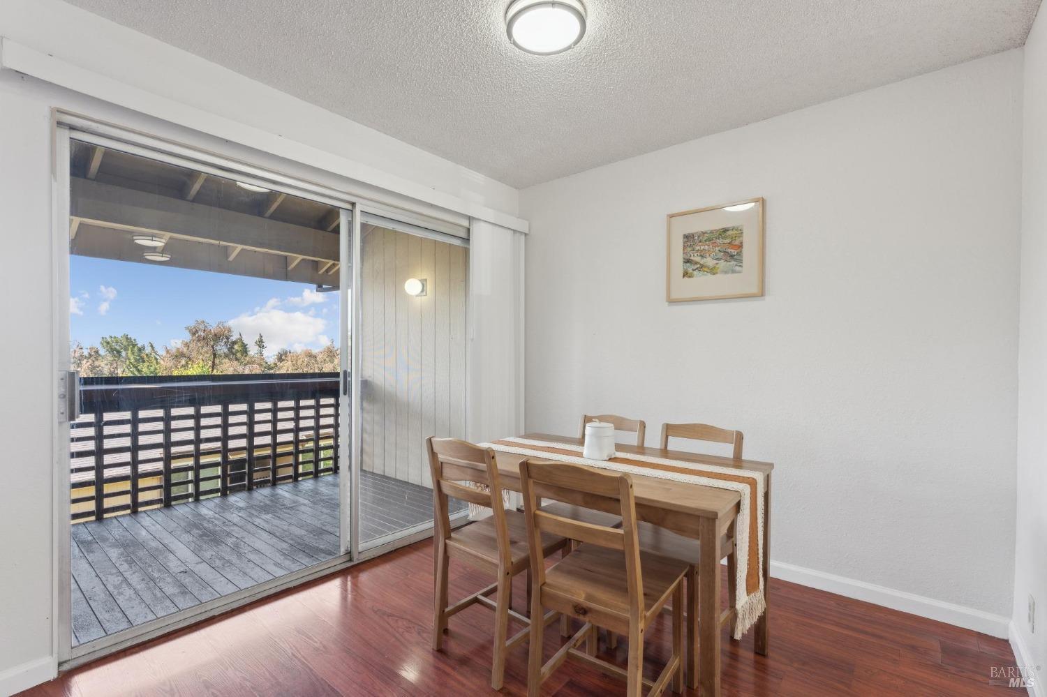 Detail Gallery Image 5 of 17 For 355 Parkview Ter #A6,  Vallejo,  CA 94589 - 3 Beds | 2 Baths