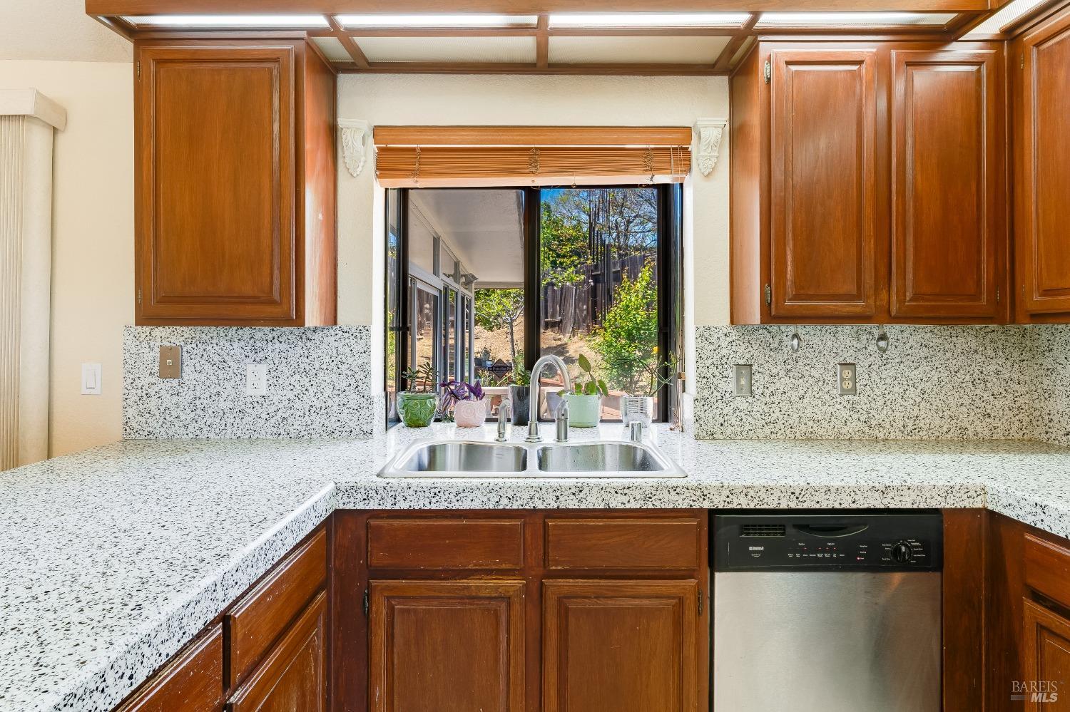 Detail Gallery Image 9 of 20 For 301 Sea Mist Dr, Vallejo,  CA 94591 - 3 Beds | 2 Baths