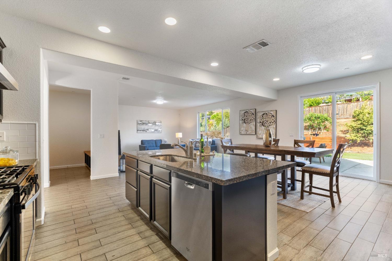 Detail Gallery Image 10 of 51 For 2326 Ray Venning Ct, Fairfield,  CA 94533 - 4 Beds | 3/1 Baths