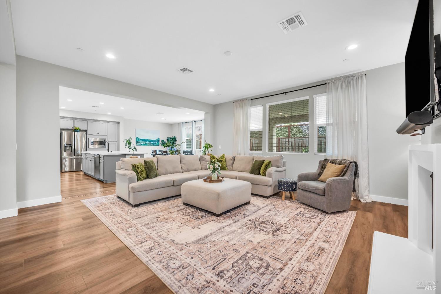 Detail Gallery Image 15 of 31 For 2543 Francisco Ave, Santa Rosa,  CA 95403 - 4 Beds | 3 Baths