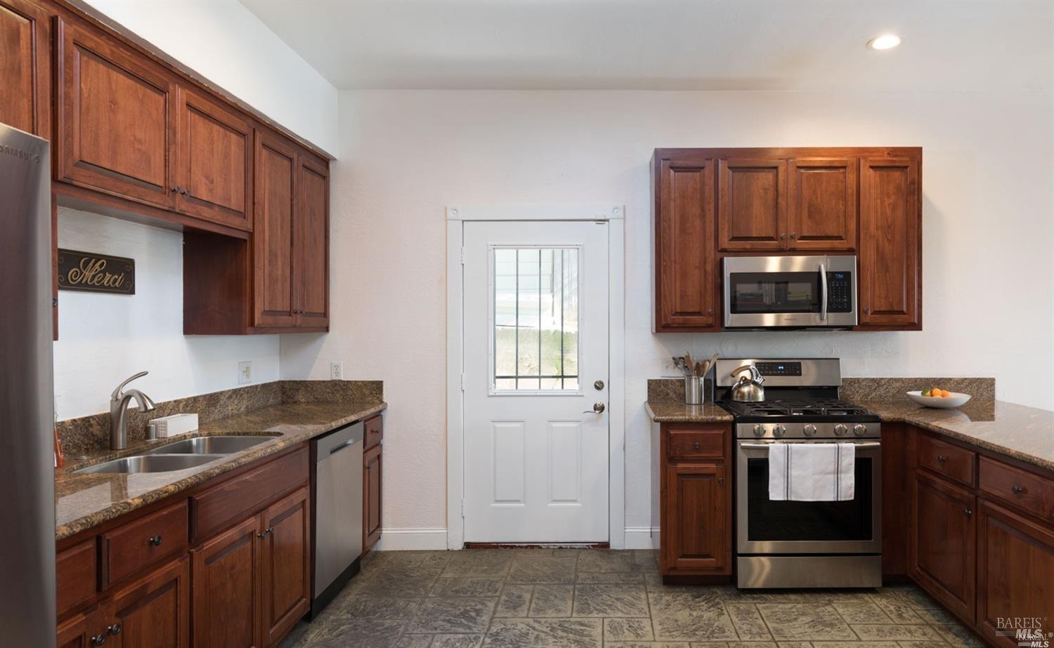 Detail Gallery Image 5 of 8 For 302 Capitol St, Vallejo,  CA 94590 - 3 Beds | 3/1 Baths