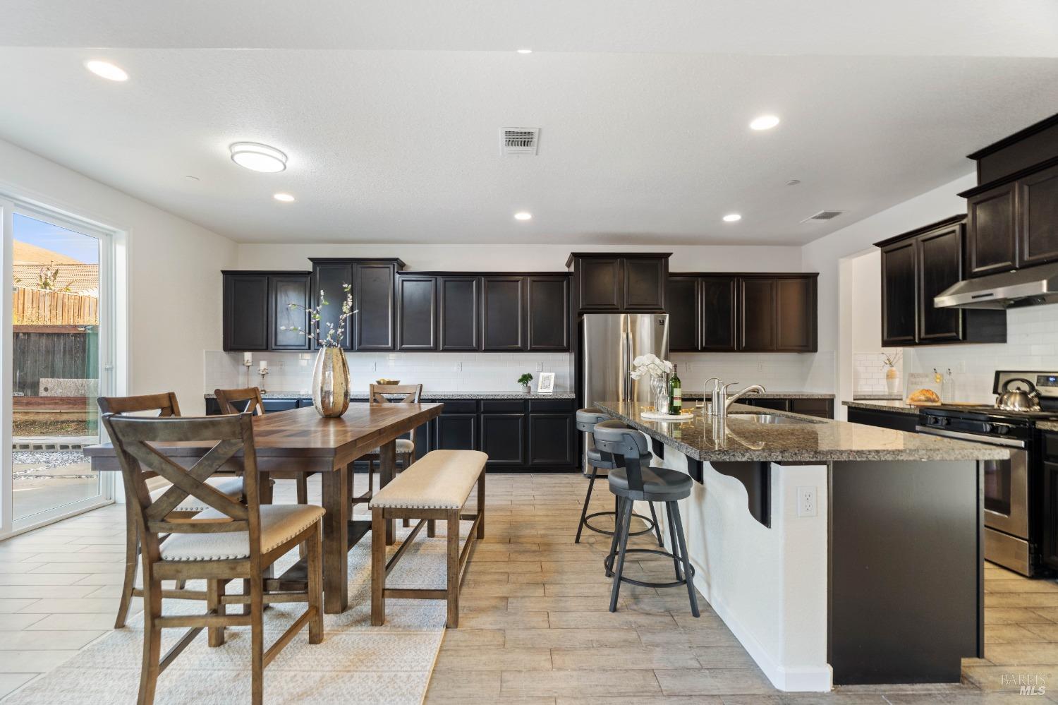 Detail Gallery Image 9 of 51 For 2326 Ray Venning Ct, Fairfield,  CA 94533 - 4 Beds | 3/1 Baths