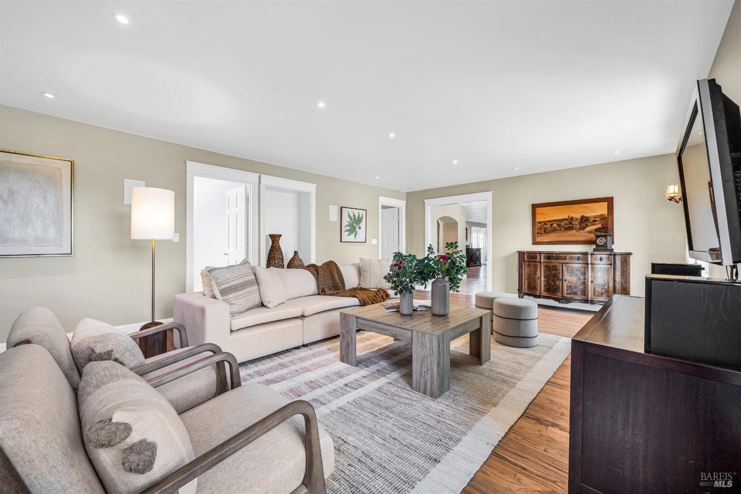 Detail Gallery Image 6 of 79 For 3950 Black Oak Dr, Santa Rosa,  CA 95401 - 4 Beds | 4/1 Baths