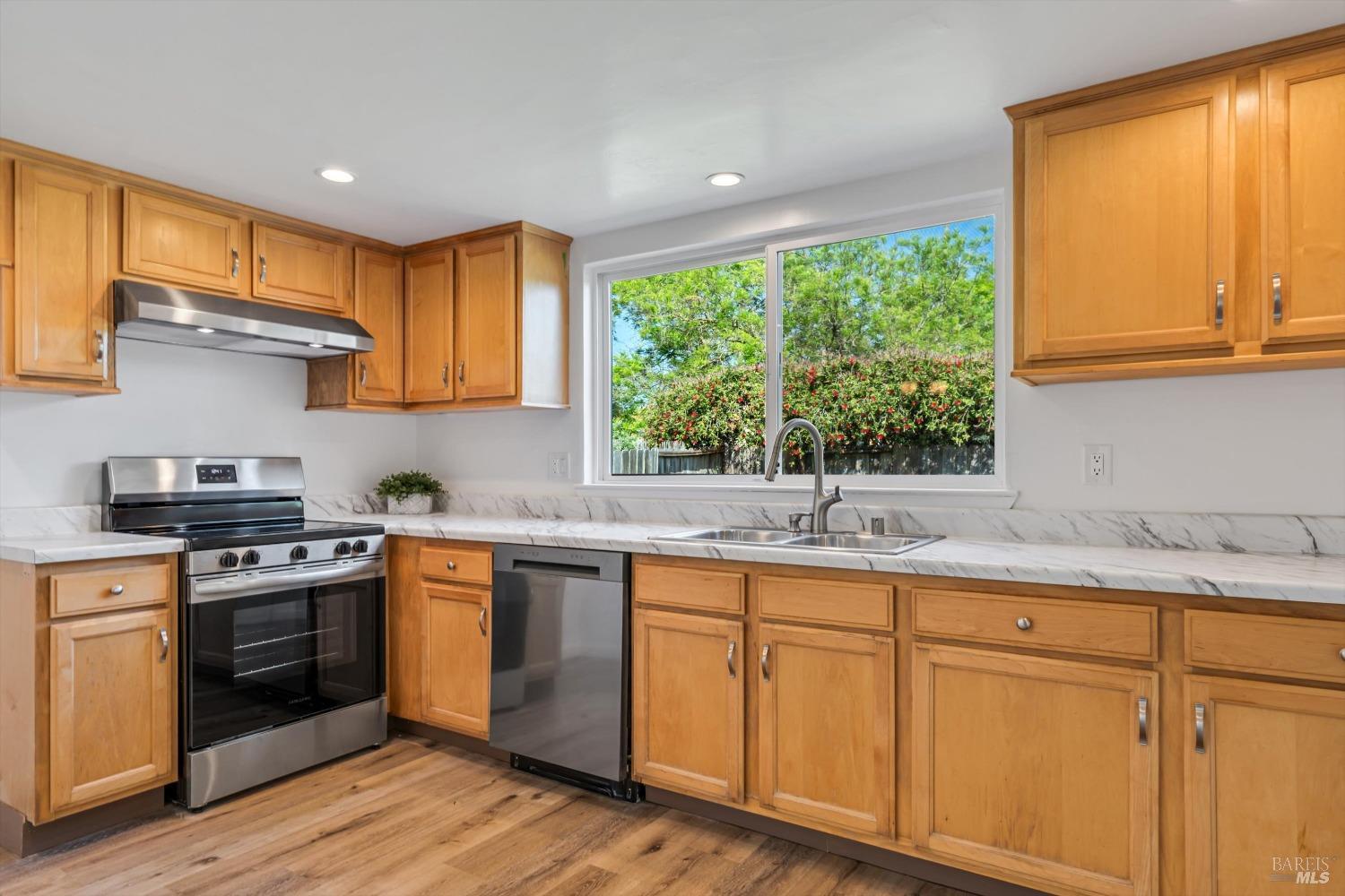Detail Gallery Image 9 of 21 For 1912 Peterson Ln, Santa Rosa,  CA 95403 - 3 Beds | 2 Baths