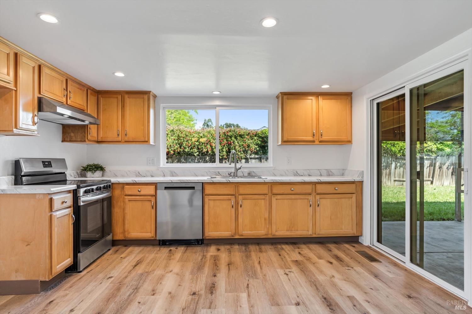 Detail Gallery Image 8 of 21 For 1912 Peterson Ln, Santa Rosa,  CA 95403 - 3 Beds | 2 Baths