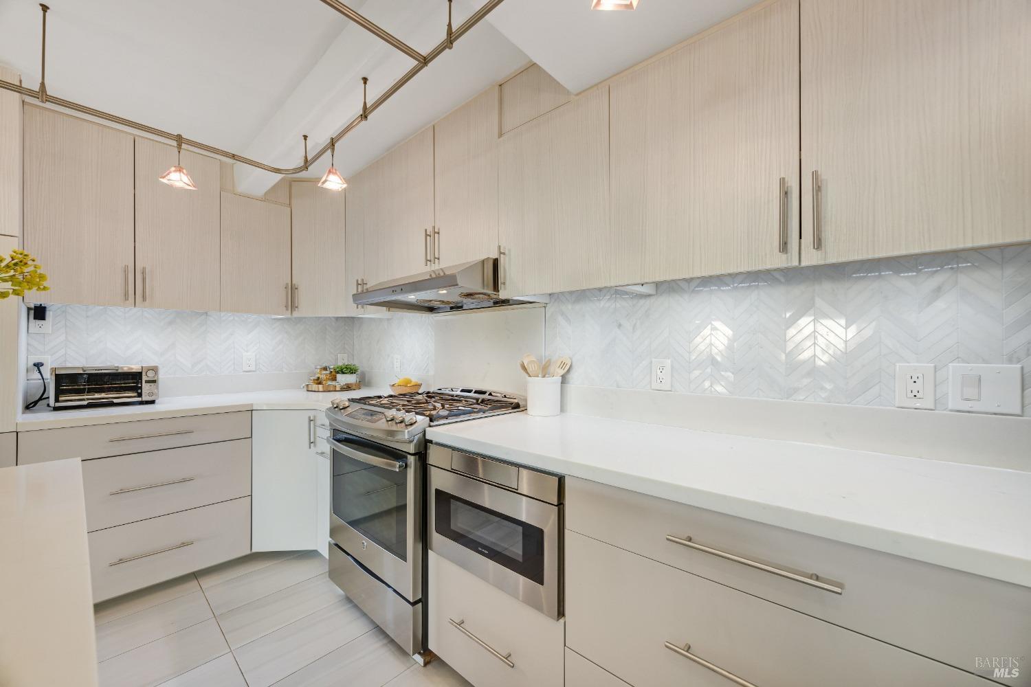 Detail Gallery Image 22 of 95 For 6960 Round Oak Rd, Penngrove,  CA 94951 - 3 Beds | 3 Baths
