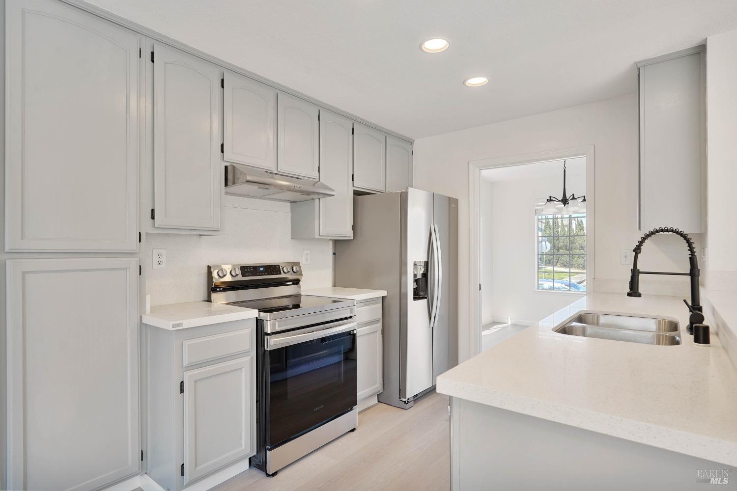 Detail Gallery Image 17 of 64 For 948 Shadywood Cir, Suisun City,  CA 94585 - 4 Beds | 2/1 Baths