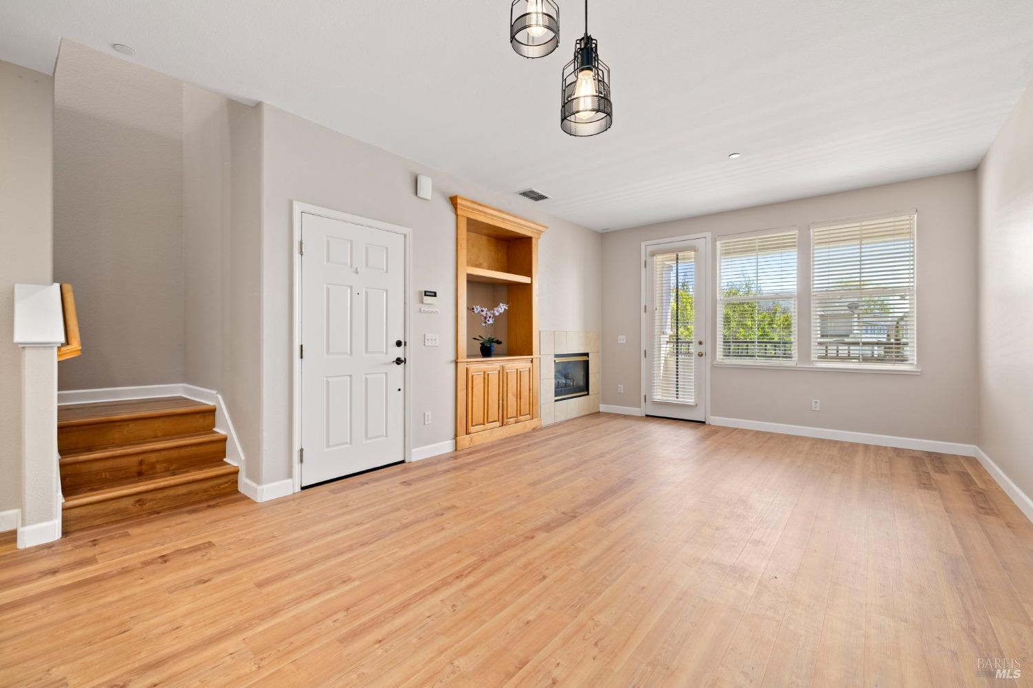 Detail Gallery Image 2 of 32 For 2507 Edgewater Dr, Santa Rosa,  CA 95407 - 3 Beds | 3 Baths