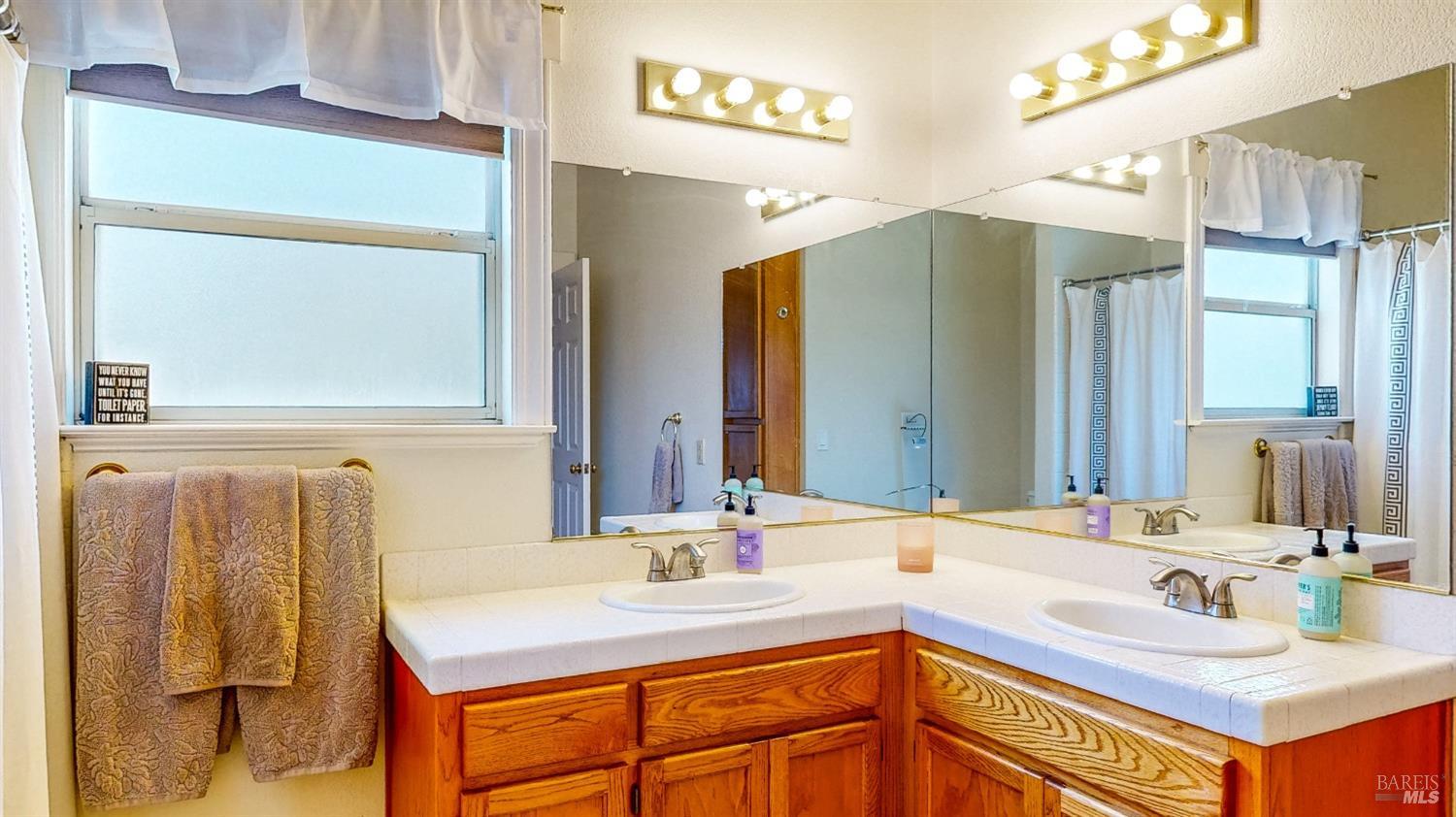 Detail Gallery Image 29 of 62 For 125 Oakbrook Ln, Cloverdale,  CA 95425 - 4 Beds | 3 Baths